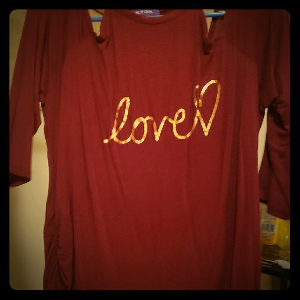 Quarter sleeve cold shoulder top